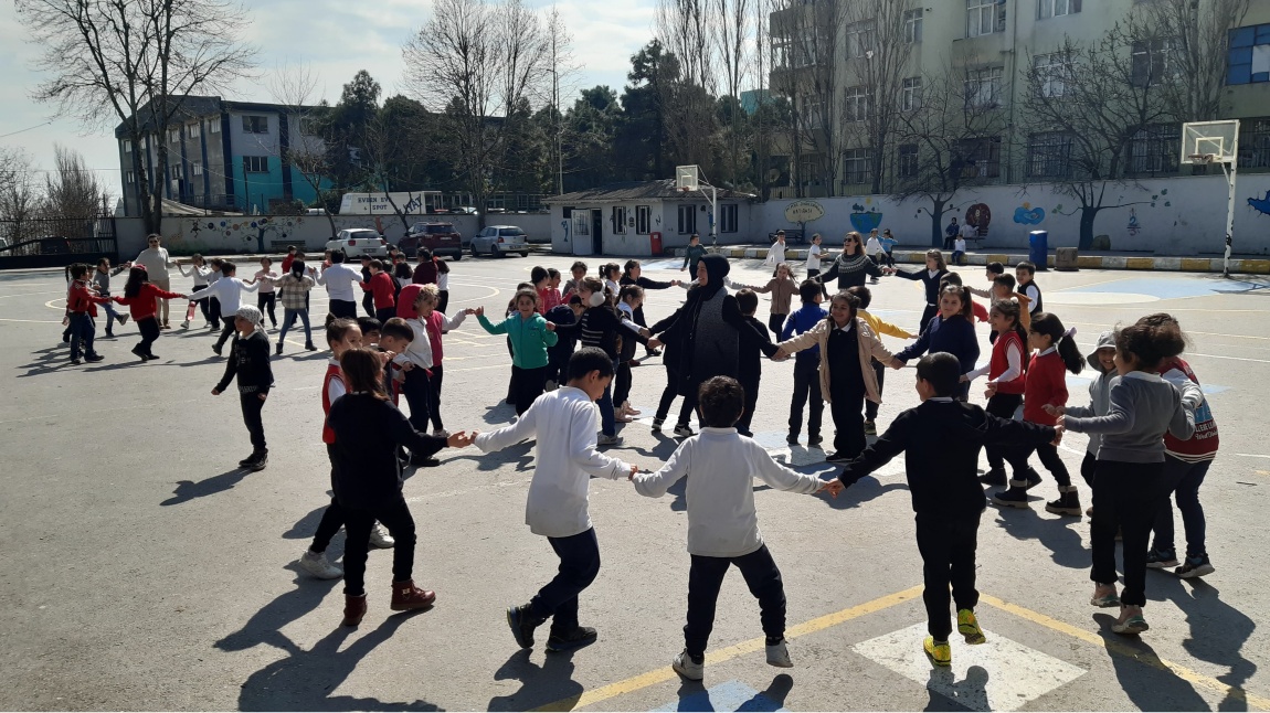 2.sınıflar baharın gelişi Nevruz Bayramını halat çekme ve çuval yarışı oyunlarıyla eğlenerek kutladılar